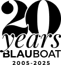 Logotipo del 20 aniversario del Grupo Blauboat con el texto “2005–2025” y estilo elegante en blanco y negro