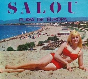 Imagen retro de una postal turística de Salou con el texto 'Playa de Europa' y una mujer en bikini posando sobre la arena